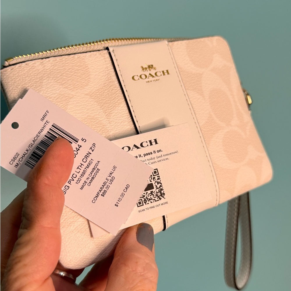 Coach Signature PVC Leather Zip Wristlet – Chalk/White ✨